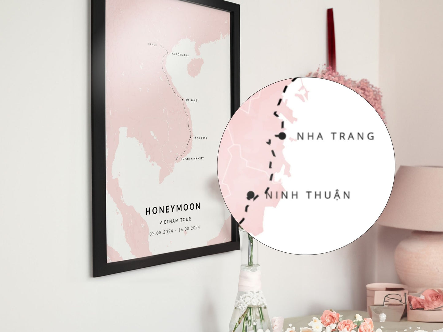 Hochzeitsposter mit mit individueller Route hängt über Blumendekoration an der Wand