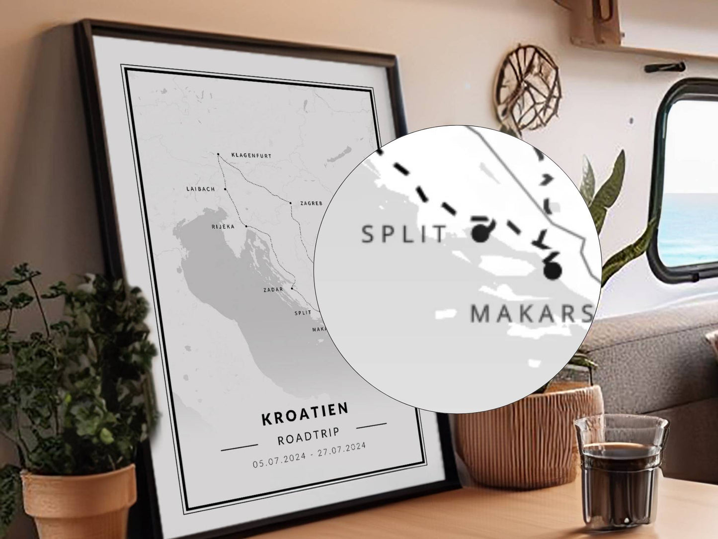 Roadtrip Reiseposter im Rahmen steht in einem Camping Van