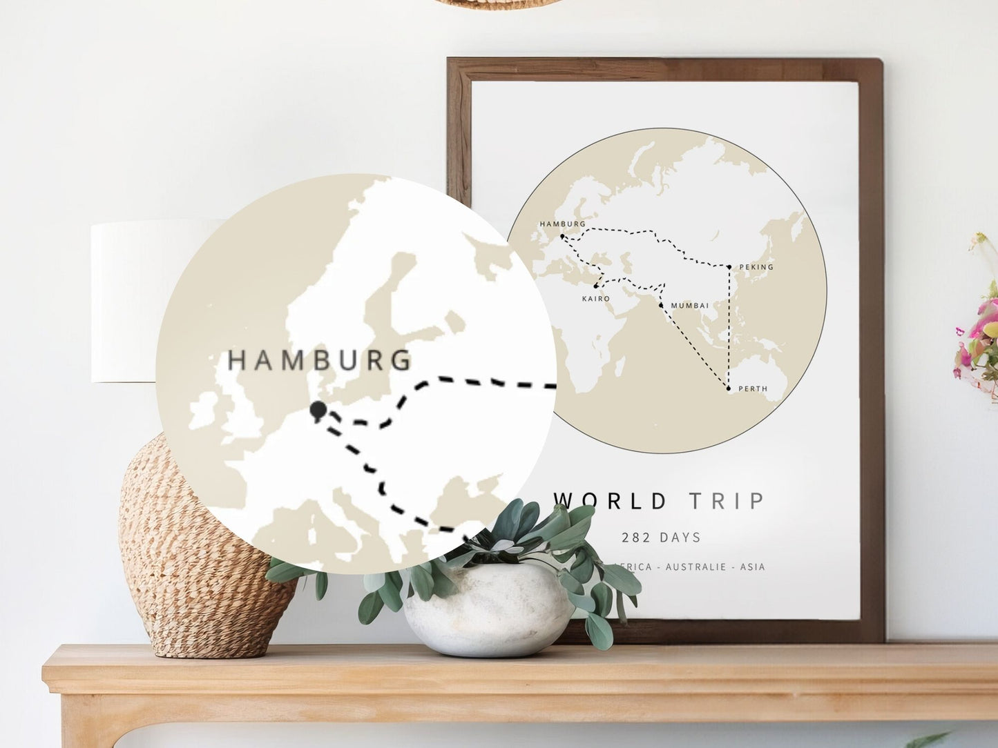 Reiseposter mit individueller Weltreise steht mit Dekoration auf einer Kommode