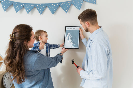 Familie hält ein Reiseposter in den Händen