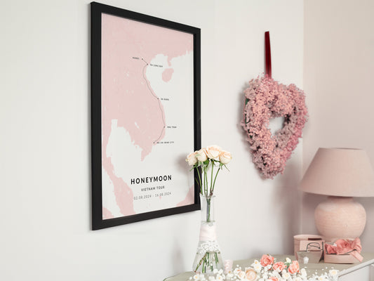 Hochzeitsposter mit mit individueller Route hängt über Blumendekoration an der Wand