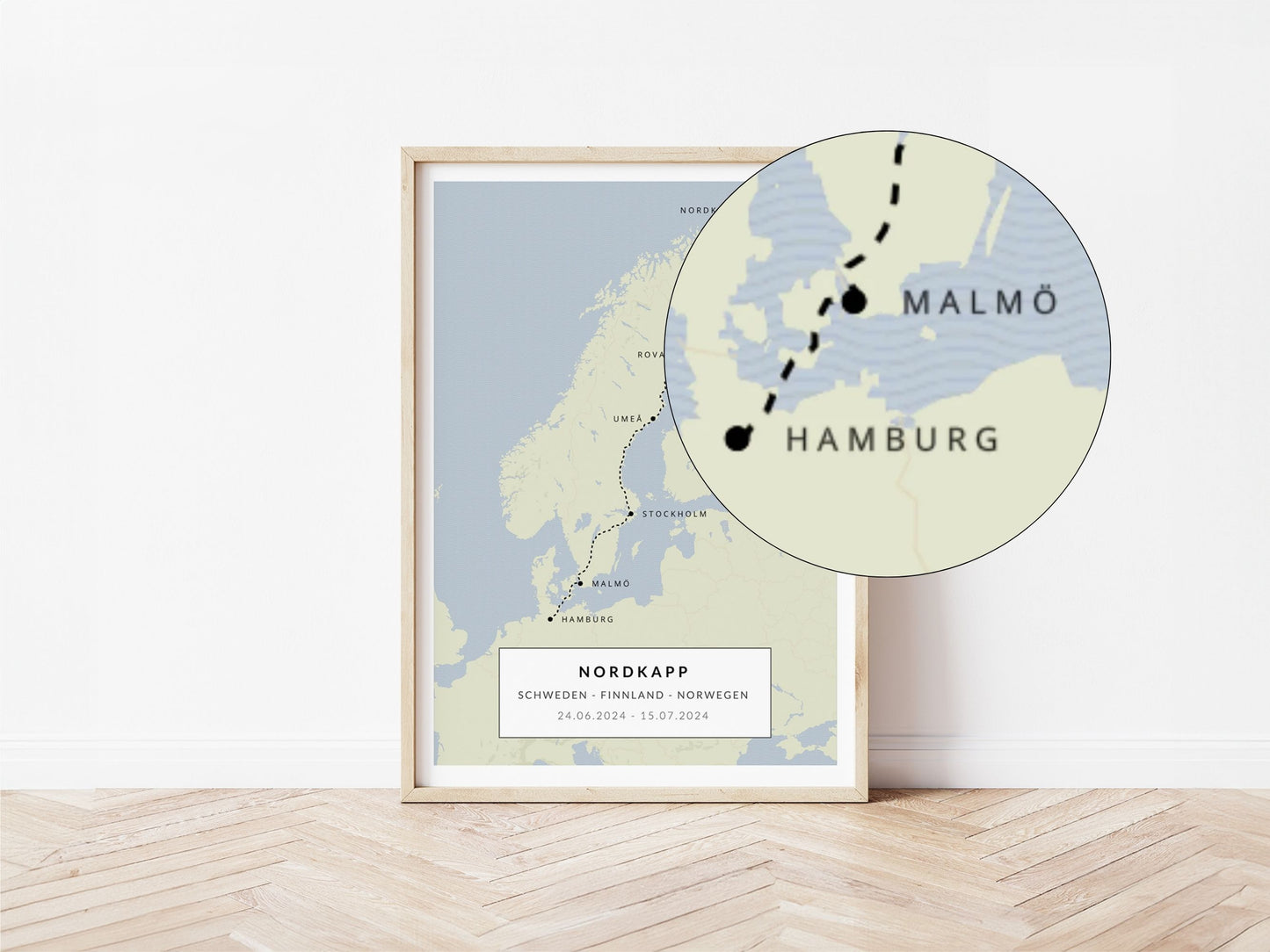 Reiseposter in einem beigen Holzrahmen bildet eine individuelle Reiseroute ab