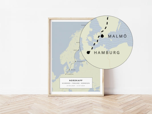 Reiseposter in einem beigen Holzrahmen bildet eine individuelle Reiseroute ab