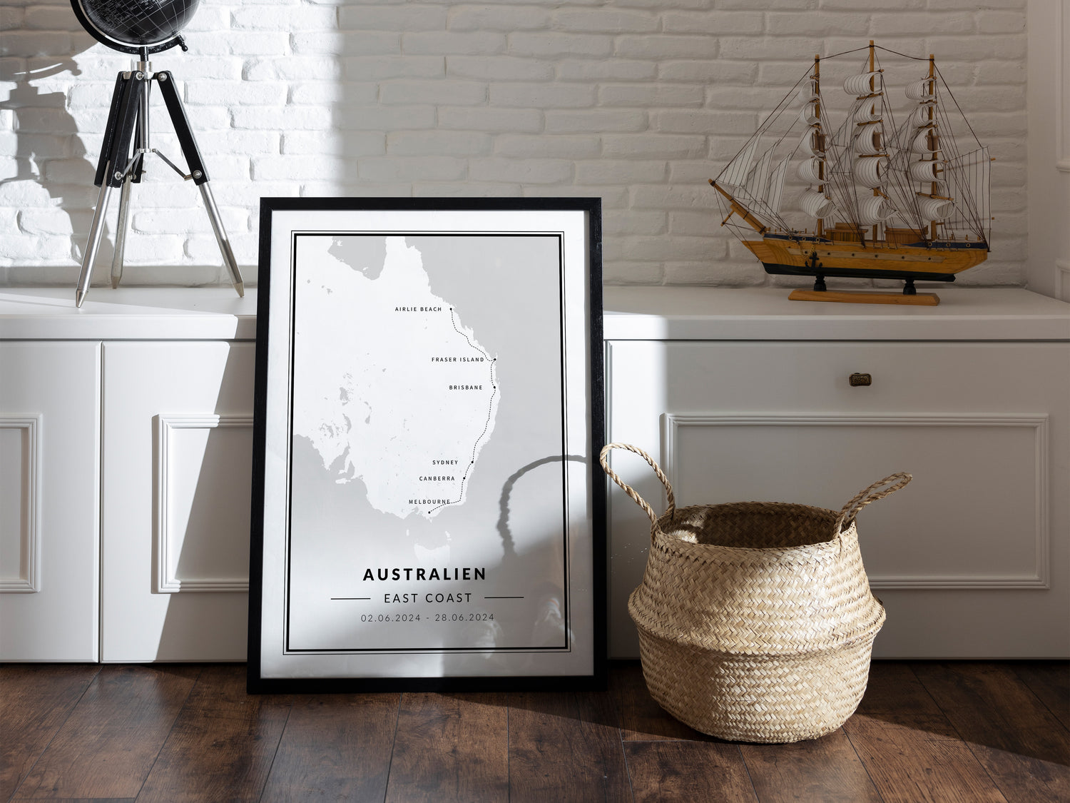 Reiseposter von Australien an eine Kommode gelehnt
